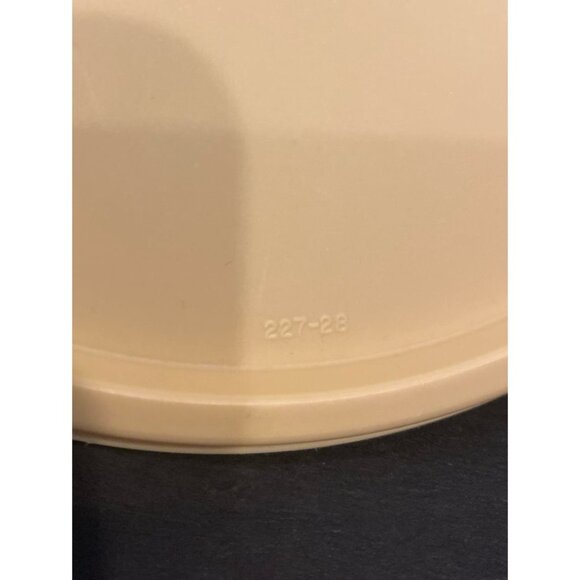 Tupperware Round 6” Almond Tan Beige Plastic "C" Lid #227-28 - Picture 3 of 5